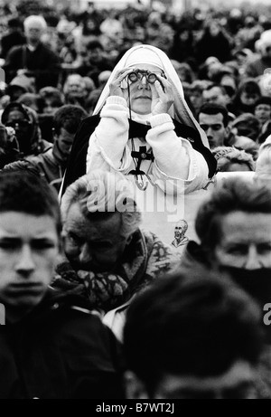 Eine Nonne schaut der Papst durch ein Fernglas. 200.000 Menschen besuchen eine Open-Air-Messe in Reims Stockfoto