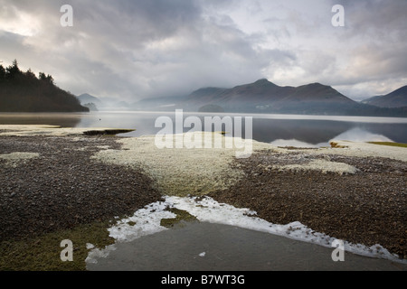 Clearing-Nebel über Derwentwater in der Nähe von Keswick im Lake District, England Stockfoto