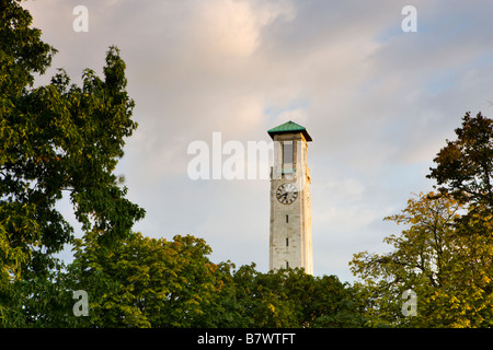 Civic Centre Turm erhebt sich über Watts Park im Herbst Southampton Hampshire England Stockfoto