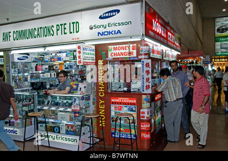 Geld-Wechsler Nokia Sony Singapur Chinatown China chinesische Streetshop speichern Nacht Marktzentrum Innenstadt Stockfoto