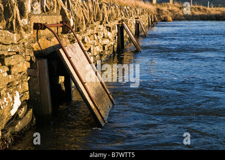 dh STENNESS ORKNEY Sluice Gates zwischen Loch of Harray und Loch of Stenness Ebbe Gezeitenschleuder Schleusen Flutttttore Ebbe Hochwasser Prävention Maßnahmen Stockfoto