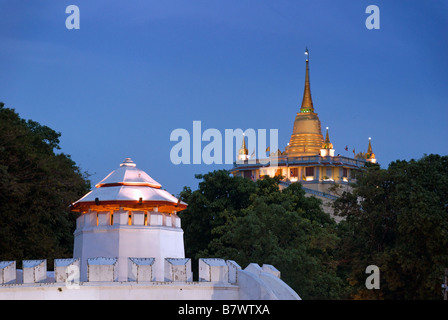 Mahakan Festung und Wat Saket buddhistischen Tempel auf Golden Mount Phra Nakorn Bezirk in Bangkok Zentralthailand Stockfoto