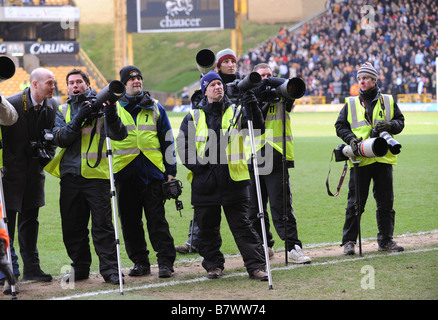 Presse und Sportfotografen warten auf ihre Beute im Fußball Spiel Stockfoto