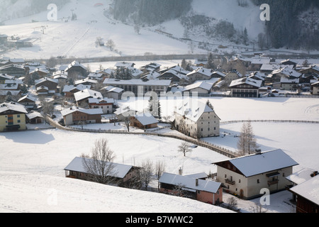 Rauris Österreich Europa Januar traditionellen historischen Bergdorf in den österreichischen Alpen mit Schnee im Rauriser Sonnen Tal im winter Stockfoto