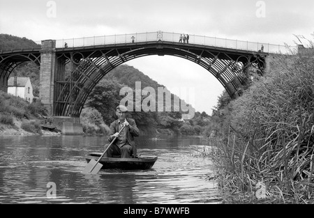 Ironbridge Coracle Maker Eustace Rogers auf dem Fluss Severn Shropshire. BILD VON DAVID BAGNALL Stockfoto