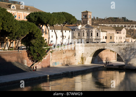 Tiberinsel in den Fluss Tiber in Rom mit einer Spannweite von der Brücke Ponte Cestio Stockfoto