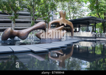 Große liegende Figur Henry Spencer Moore Raffles Hotel Singapore CBD finanzielle Bank Handelszentrum Stockfoto