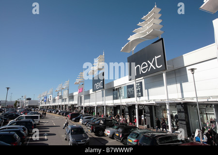 Terrasse des Shop-Einheiten, Birstall Shopping Park, West Yorkshire Stockfoto