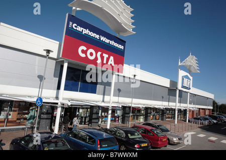 Terrasse des Shop-Einheiten, Birstall Shopping Park, West Yorkshire Stockfoto