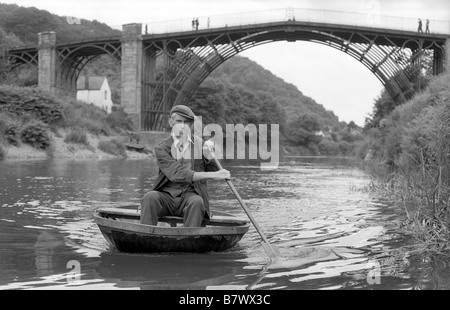 Ironbridge Coracle Maker Eustace Rogers auf dem Fluss Severn Shropshire Großbritannien UK 1981 BILD VON DAVID BAGNALL Stockfoto