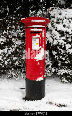 Royal Mail-Briefkasten im Schnee in Worcester auf 05 01 09 Stockfoto