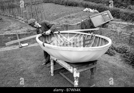 Ironbridge Coracle Maker Eustace Rogers auf dem Fluss Severn Shropshire. BILD VON DAVID BAGNALL Stockfoto