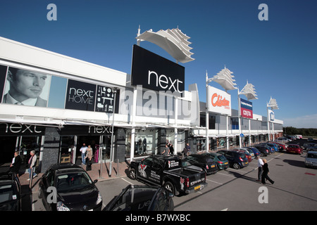 Terrasse des Shop-Einheiten, Birstall Shopping Park, West Yorkshire Stockfoto