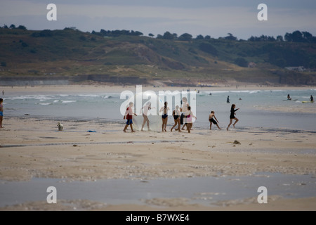 Wasser-Zorbing-Spaziergang am Wasser Ball Meer St Ouen fünf Meile Strand Jersey, The Channel Islands Vereinigtes Königreich Großbritannien Stockfoto