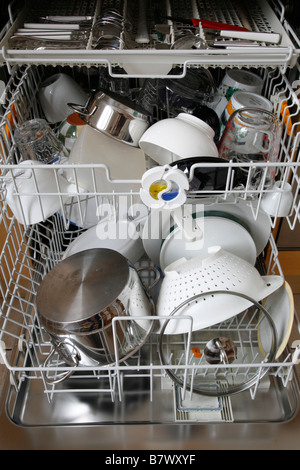Geschirrspüler mit sauberes Geschirr im Inneren Stockfoto