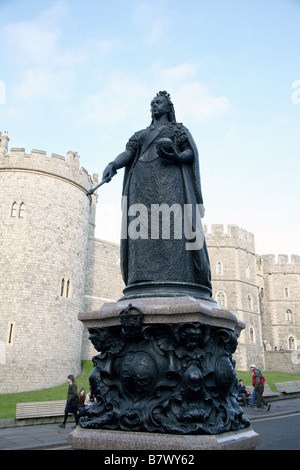Statue der Königin Victoria vor Windsor Castle Stockfoto