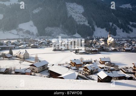 Rauris Österreich Europa Bergdorf in den österreichischen Alpen mit Schnee im Rauriser Sonnen Tal im winter Stockfoto