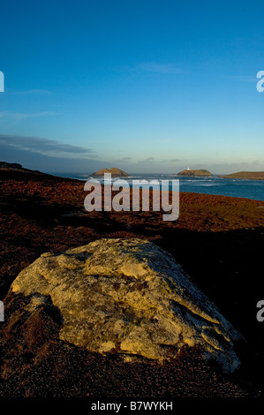 Runde Insel-Leuchtturm betrachtet von Tresco. Isles of Scilly. Cornwall. England. UK Stockfoto