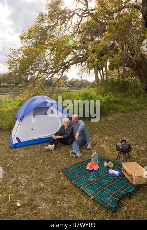 Älteres paar camping, hoher Winkel Ansicht Stockfoto