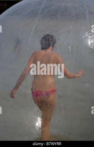 Wasser-Zorbing-Spaziergang am Wasser Ball Meer St Ouen fünf Meile Strand Jersey, The Channel Islands Vereinigtes Königreich Großbritannien Stockfoto