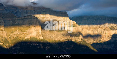 Lichter auf Kalkstein Canyon im Ordesa y Monte Perdido Nationalpark, Spanien, Pyrenäen, Aragon, Huesca Stockfoto