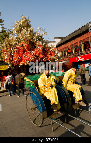 traditionellen Rikscha-Puller in der Nähe der Konfuzius-Tempel (Fuzi Miao) in Nanjing / China. Stockfoto