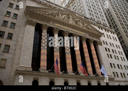 New Yorker Börse aufgereiht mit roten weißen und blauen Lichter schaffen eine amerikanische Flagge Stockfoto