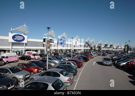 Terrasse des Shop-Einheiten, Birstall Shopping Park, West Yorkshire Stockfoto