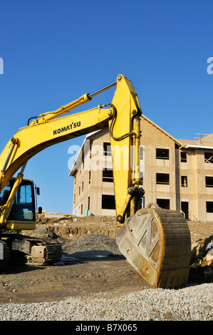 Gebrauchte Planierraupe Komatsu Bagger auf der Baustelle mit Holzrahmen Wohnanlage auf Cape Cod, Massachusetts, USA Stockfoto