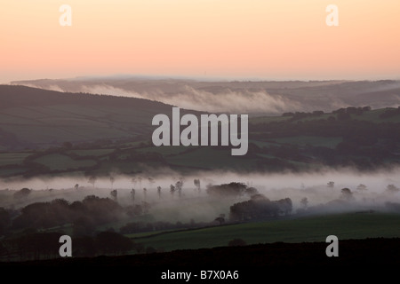 Am frühen Morgen Nebel über der Landschaft Exmoor von Dunkery Hill Exmoor Nationalpark Somerset England betrachtet Stockfoto