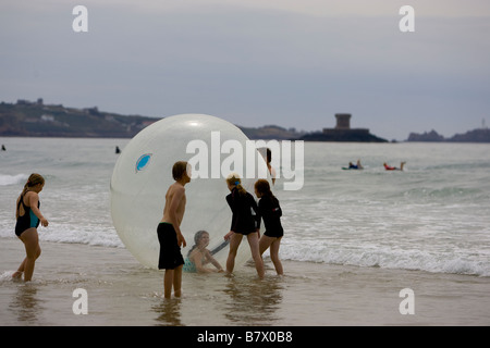 Wasser-Zorbing-Spaziergang am Wasser Ball Meer St Ouen fünf Meile Strand Jersey, The Channel Islands Vereinigtes Königreich Großbritannien Stockfoto