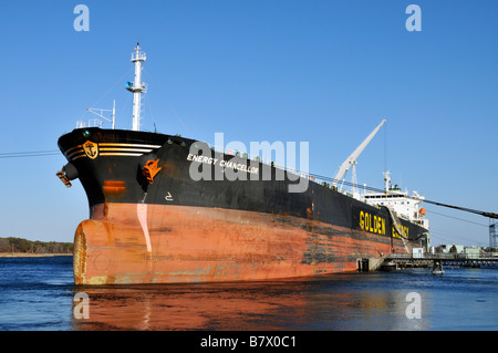 Kraftstofftanker Energie Kanzler abgebunden zum Pier aus einem niedrigen Winkel am Bug Stockfoto