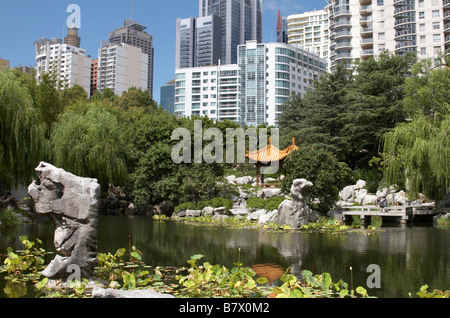 Der chinesische Garten der Freundschaft in Darling Harbour mit den Gebäuden der Stadt hinter sich, Sydney Stockfoto