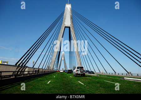 Ein stock Foto von der Anzac Bridge in Sydney Covered in Grass Abschied zu Autos Stockfoto