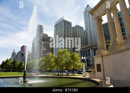 ILLINOIS-Chicago Wrigley Platz und Millennium Monument im Millennium Park Peristyl mit dorischen Säulen und Brunnen Stockfoto