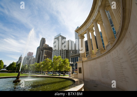 ILLINOIS-Chicago Wrigley Platz und Millennium Monument im Millennium Park Peristyl mit dorischen Säulen und Brunnen Stockfoto