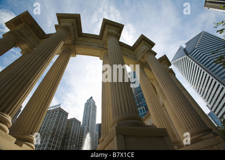 ILLINOIS-Chicago Wrigley Platz und Millennium Monument im Millennium Park Peristyl mit dorischen Säulen Stockfoto