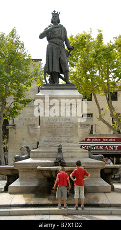 Zwei jungen Blick auf die Statue von König Louis IX, St Louis, Aigues Mortes, Camargue, Frankreich Stockfoto