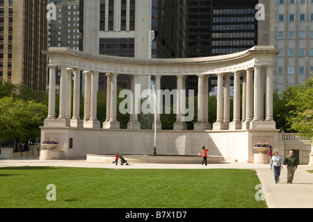 ILLINOIS-Chicago Wrigley Platz und Millennium Monument im Millennium Park Peristyl mit dorischen Säulen und Brunnen Stockfoto