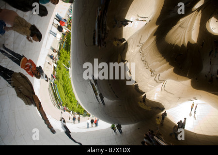 ILLINOIS-Chicago-Unterseite des Cloud Gate Skulptur im Millennium Park, bekannt als The Bean verzerrt Reflexionen von Besuchern Stockfoto