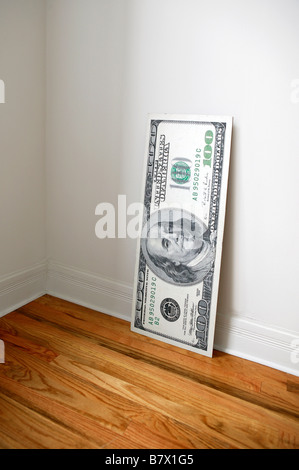 Übergroße 100 Dollarschein Wand gelehnt Stockfoto