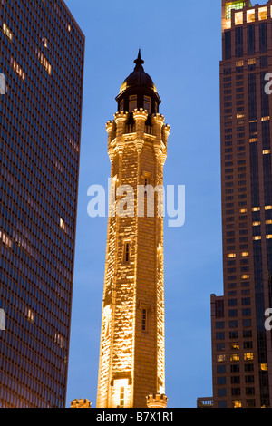 ILLINOIS Chicago Spire der Wasserturm an der Michigan Avenue in der Dämmerung zwischen zwei modernen Hochhäuser bauen Stockfoto