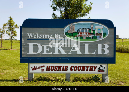 ILLINOIS DeKalb Willkommen in DeKalb Zeichen Zuhause der Northern Illinois University und Team Maskottchen der Huskies Stockfoto