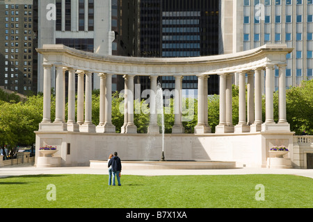 ILLINOIS-Chicago Wrigley Platz und Millennium Monument im Millennium Park Peristyl mit dorischen Säulen Stockfoto
