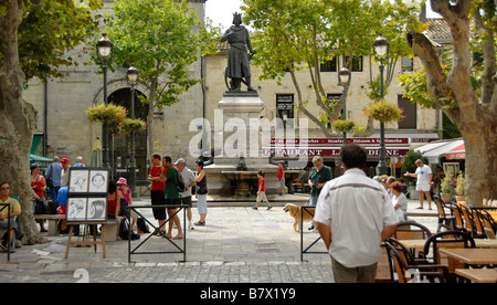 Menschen auf dem mittelalterlichen Marktplatz Statue König Louis IX, Aigues Mortes, Camargue, Frankreich Stockfoto