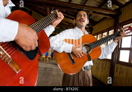 Nicaraguanische Musiker spielen Gitarren im Restaurant in Catarina Stockfoto