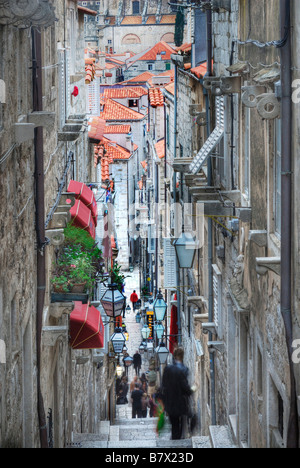 Steile Treppe in einer schmalen Seitenstraße in Richtung der Placa blickte. Dubrovnik, Kroatien Stockfoto