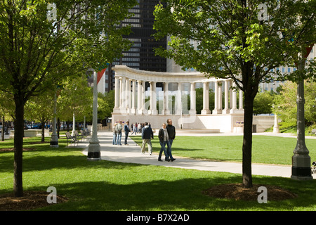 ILLINOIS-Chicago Wrigley Platz und Millennium Monument im Millennium Park Peristyl mit dorischen Säulen und Brunnen Stockfoto