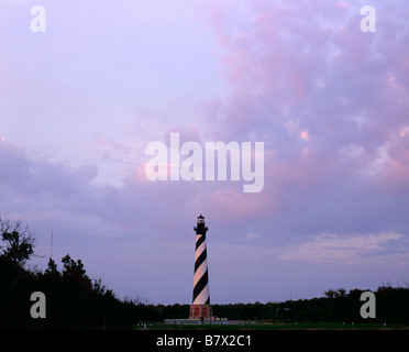 NORTH CAROLINA - Sonnenaufgang am Cape Hatteras Leuchtturm in Cape Hatteras National Seashore auf den Outer Banks. Stockfoto