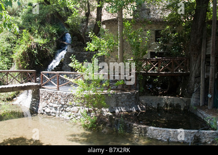 Alte Stein Ziegel-Mühle am Gebirgsfluss in Kakopetria, Troodos Gebirge Bereich, Südzypern Stockfoto